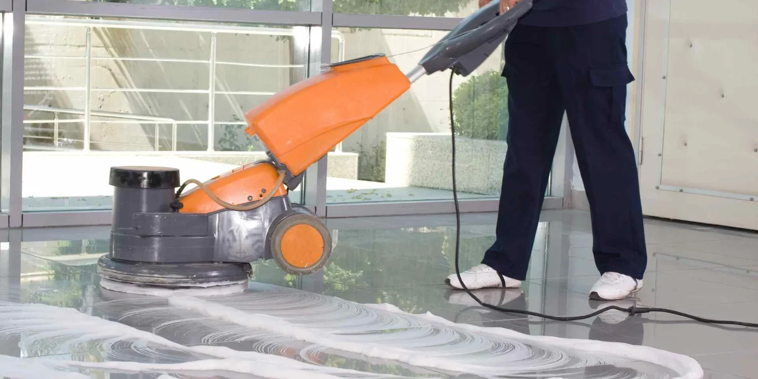 タイルフロアを掃除する様子