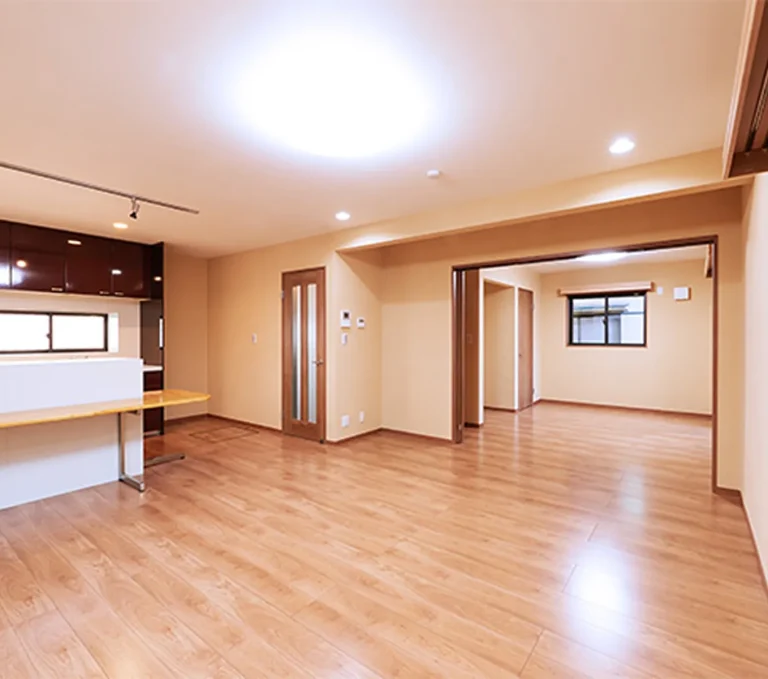 木目調フローリングが広がる温かみのあるリビング