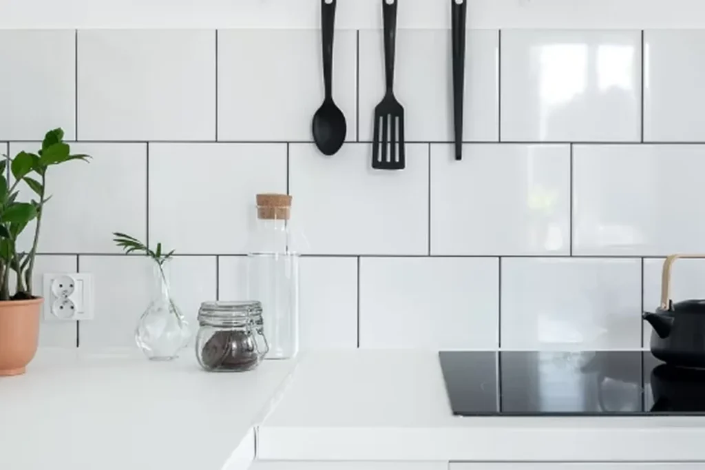 タイルを使った清潔感のあるキッチン