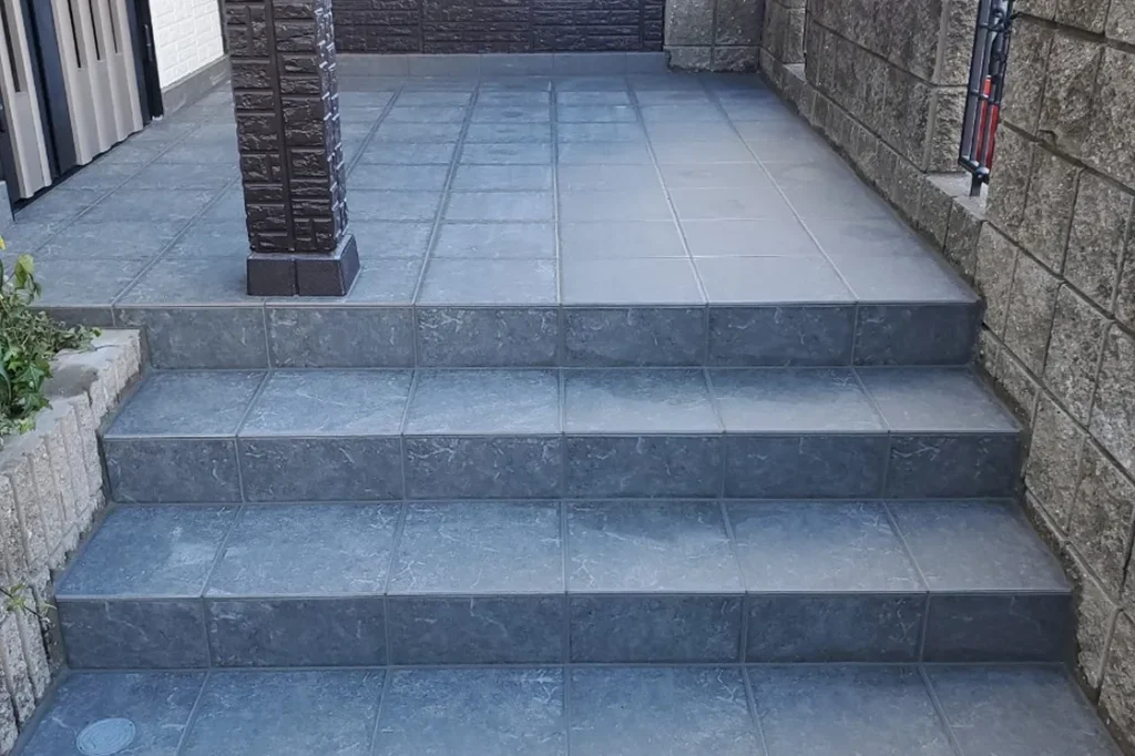外構に設置されたグレーのタイル階段