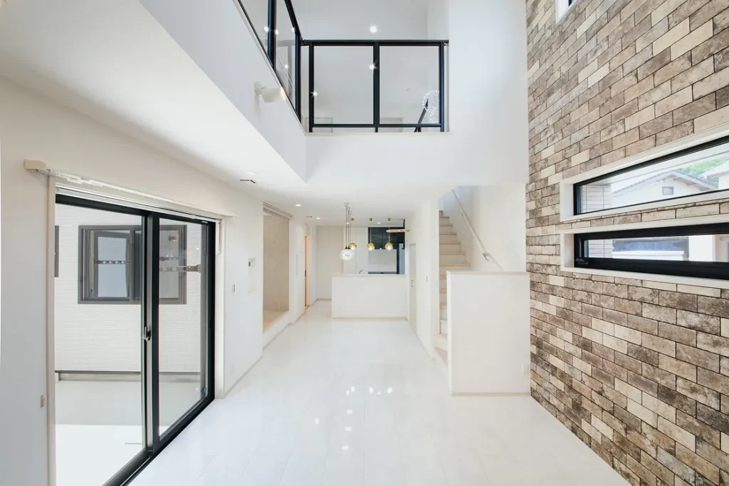 吹き抜けのある明るいリビング空間