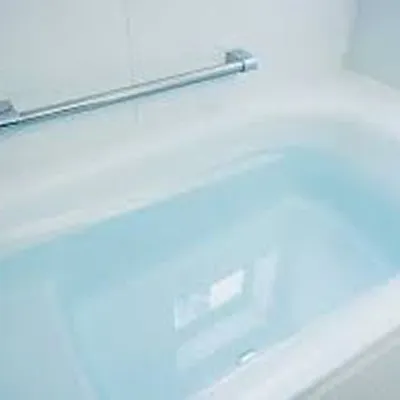 お湯が入った浴槽のクローズアップ