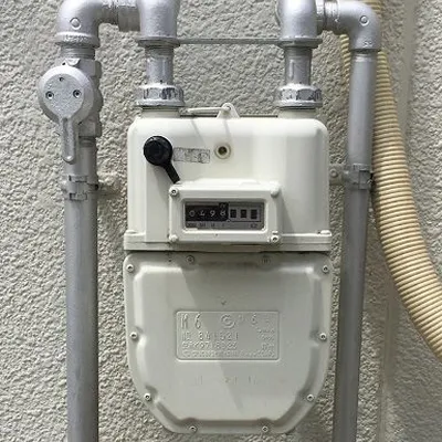 屋外に設置された家庭用ガスメーター