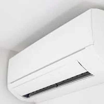 室内に取り付けられた白い壁掛けエアコン