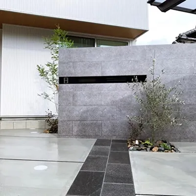 モダンな外構デザインの住宅玄関アプローチ