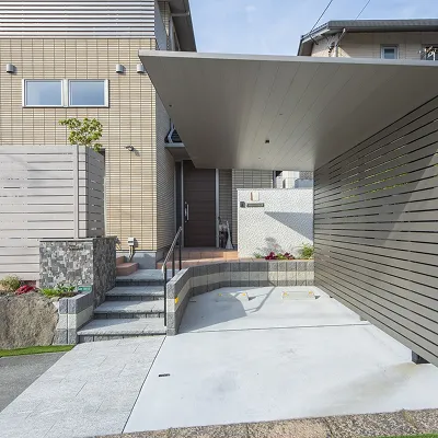 カーポート付きのモダンな住宅外観と駐車場