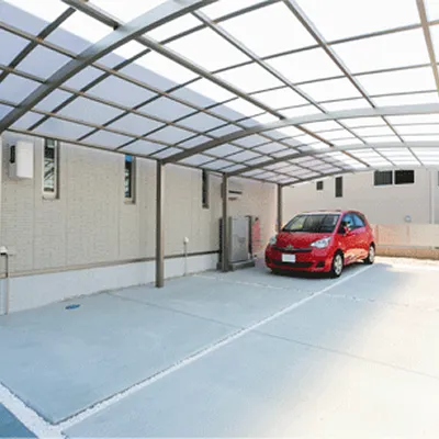 屋根付きカーポートに駐車された赤い車