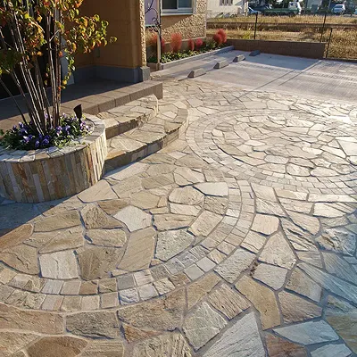 天然石を敷き詰めたデザイン性ある玄関アプローチ