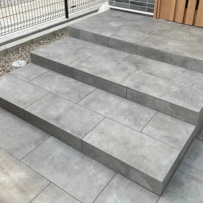 グレーのタイルで仕上げられた玄関階段