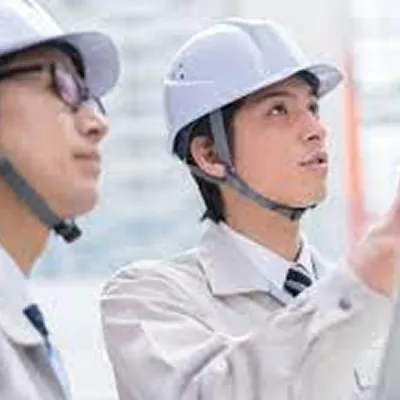 ヘルメットを着用した建設作業員が現場確認する様子