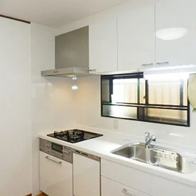 白を基調としたシンプルなシステムキッチン