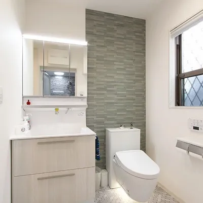 洗面台とトイレが一体となった清潔なサニタリー