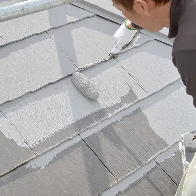 屋根に塗装を行うリフォーム作業