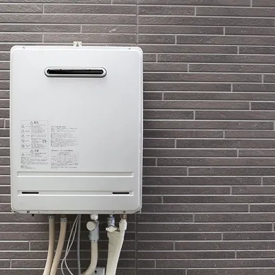 外壁に設置された家庭用ガス給湯器